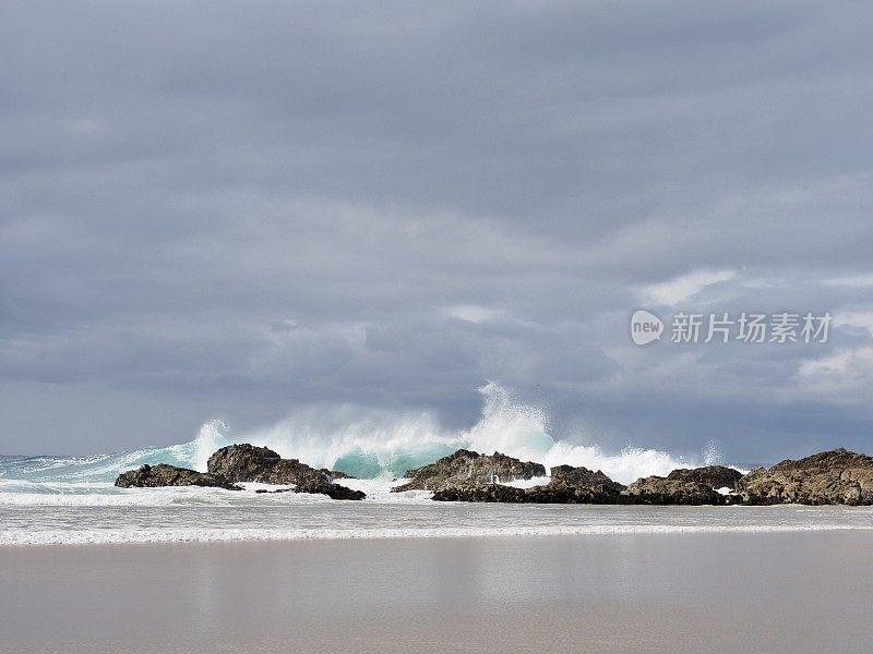 拜伦湾海滩冲浪和岩石