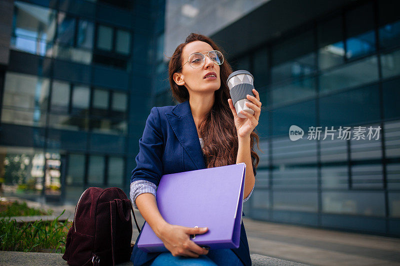 年轻女人在工作时间喝咖啡