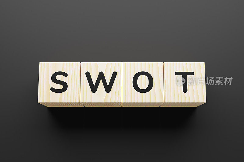 SWOT字在一块木块上。