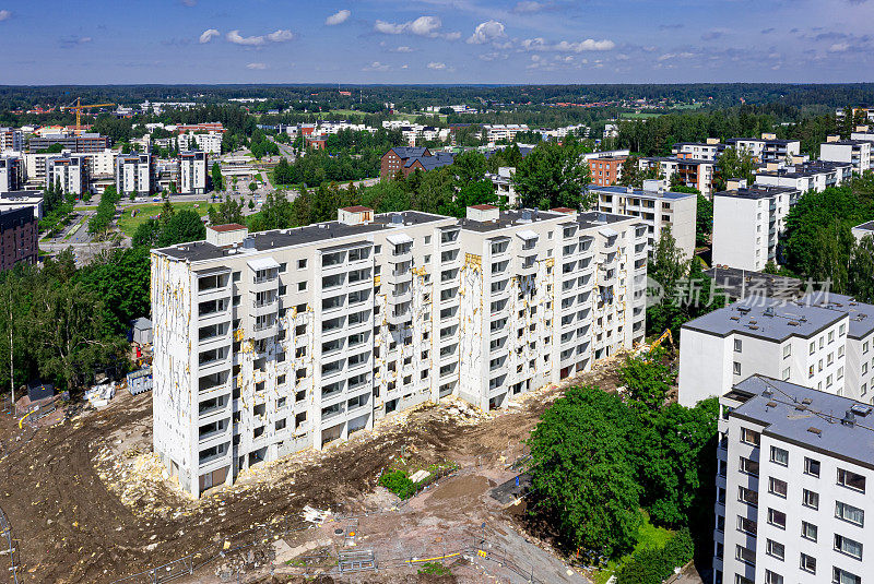 芬兰埃斯波拆迁公寓楼鸟瞰图。