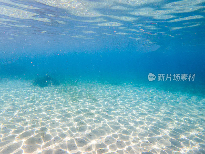 水下的海景，白色的沙底