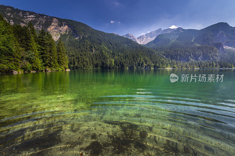 飘渺透明的托维尔湖景观-特伦蒂诺，白云石-意大利