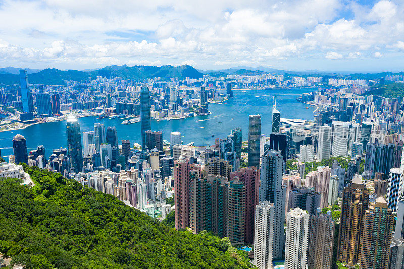 鸟瞰图香港城市天际线和维多利亚港在阳光明媚的日子