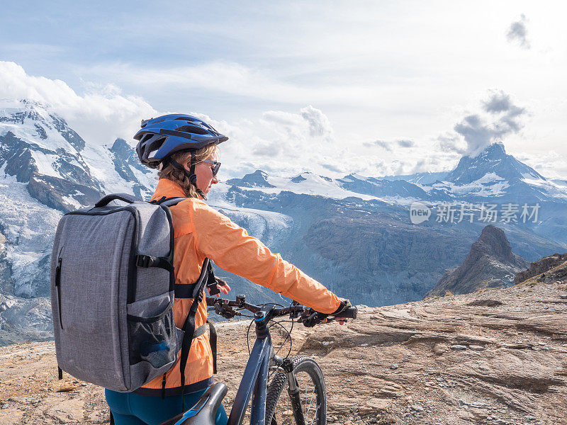 山地自行车手凝视着瑞士美丽的冰川