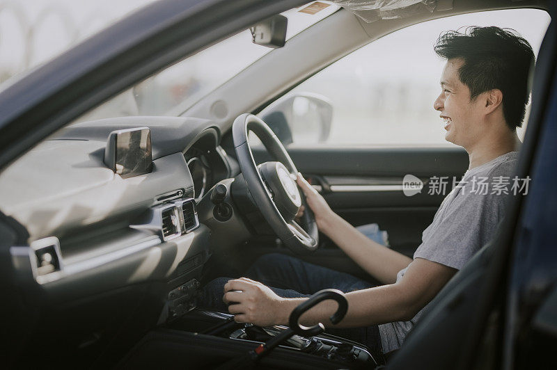 亚洲华人喜欢开车，早上在驾驶座上笑