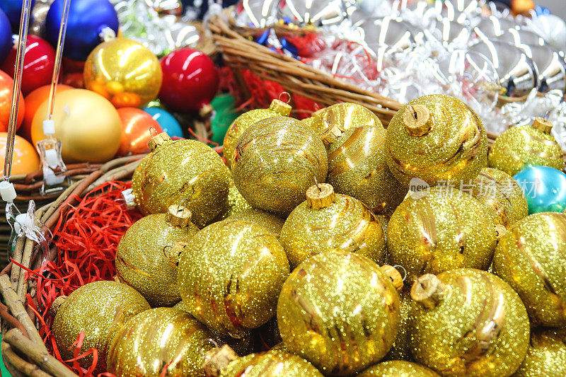 节日圣诞球不同颜色的篮子上展示特写。寒假，圣诞节和新年的概念