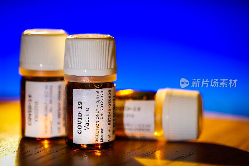 一些准备注射的Covid-19疫苗瓶的创意图像