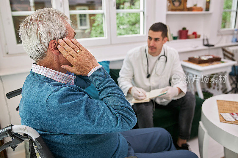 一位老人向他的医生抱怨自己的听力受损
