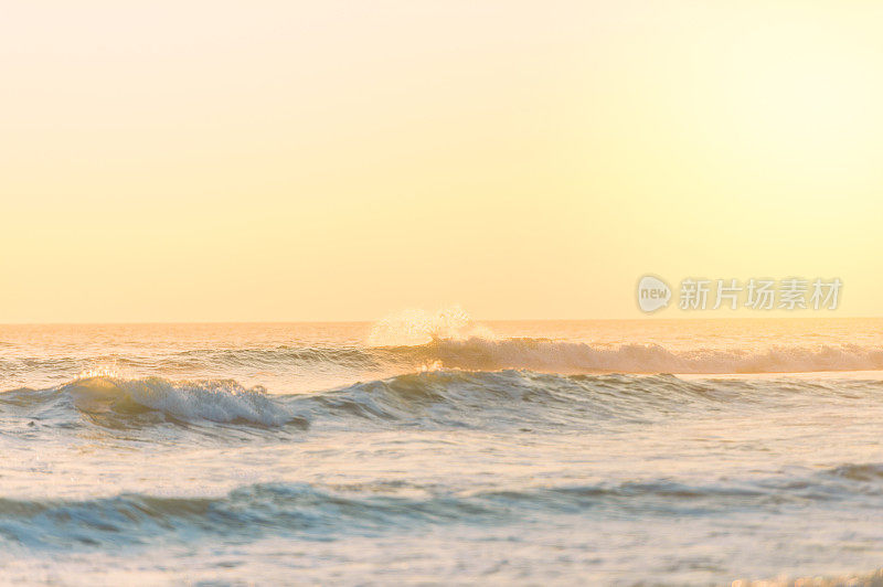 日落波自然条件放松时刻在自然景观热带海滩冲浪海滩海在印度尼西亚，巴厘岛。