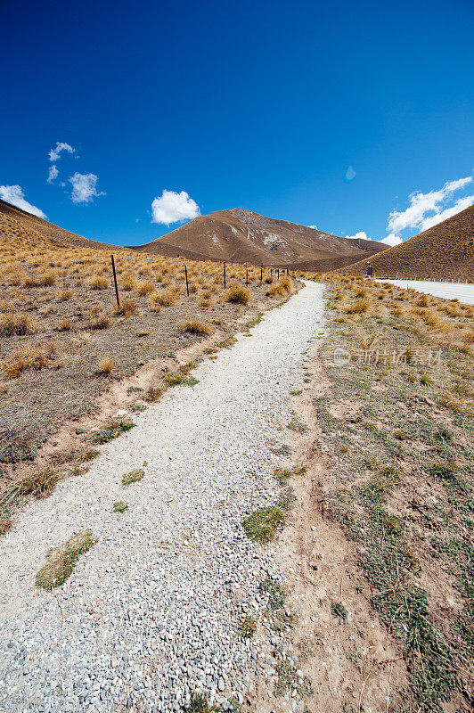 垂直空旷的乡村道路白天蓝天景观山景南岛风景新西兰