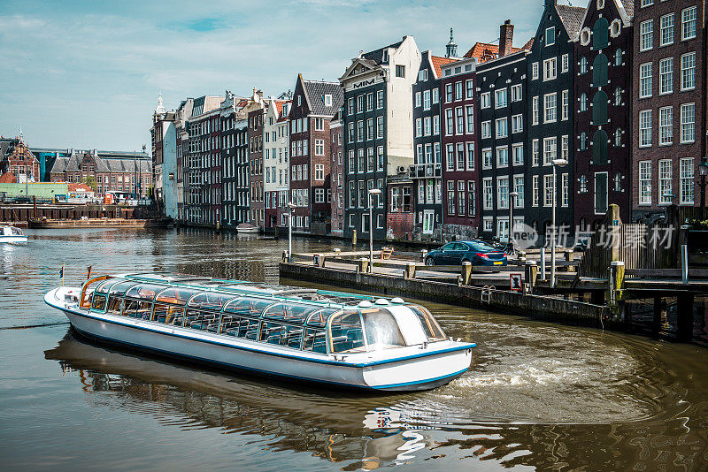 驶过阿姆斯特丹运河的游艇