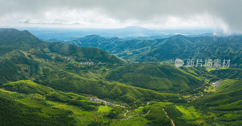 风力发电大面积分布在山区