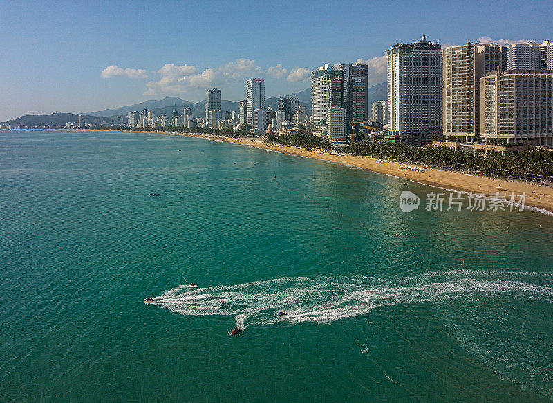 无人机在芽庄海滩驾驶水上摩托车