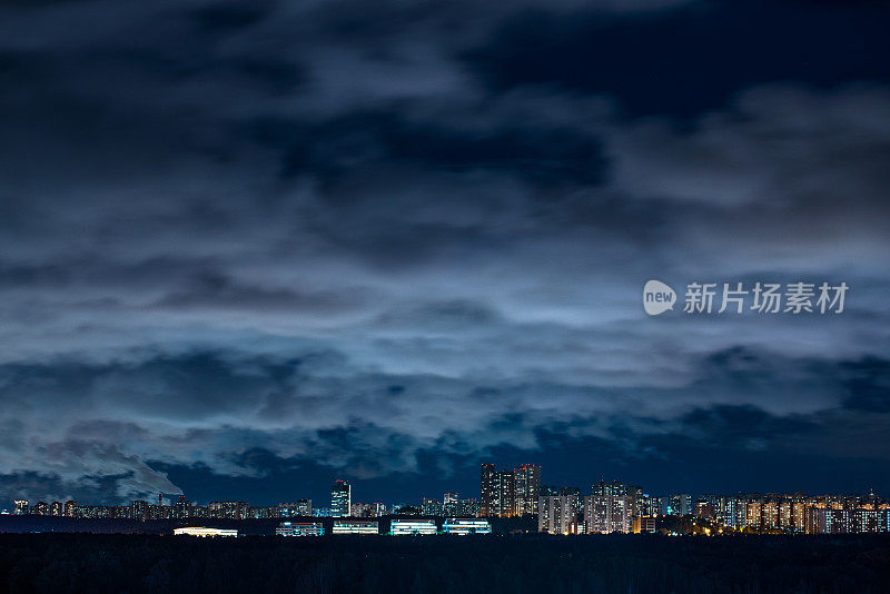 夜晚拍摄的城市天际线和戏剧性的天空