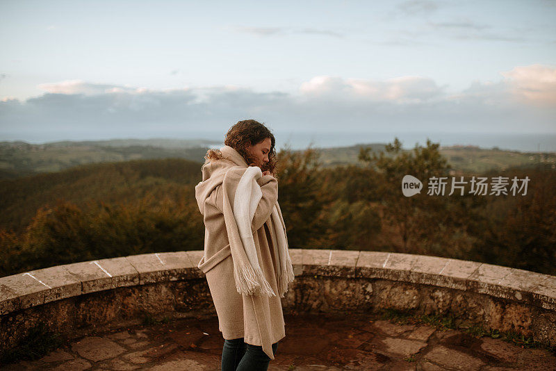 一个戴着围巾的年轻女子的肖像