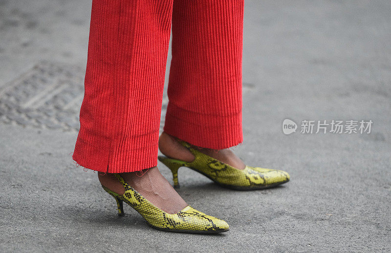 穿着蛇皮鞋和红裤子的女人。
