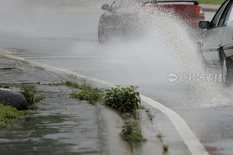 雨水溅