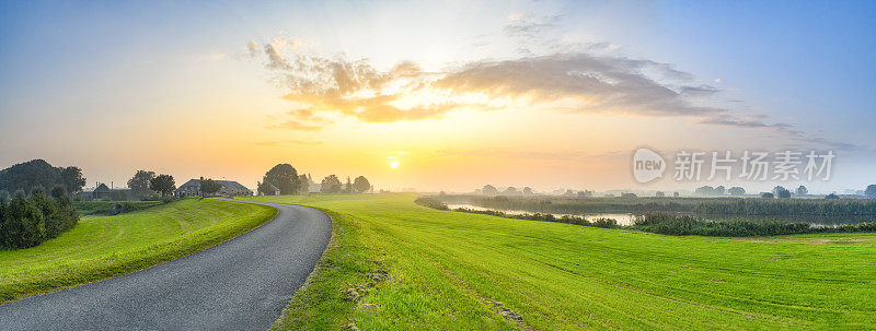 日出在IJsseldelta景观附近的坎彭在Overijssel