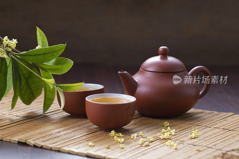 中国茶壶和茶杯在桌上的竹简上