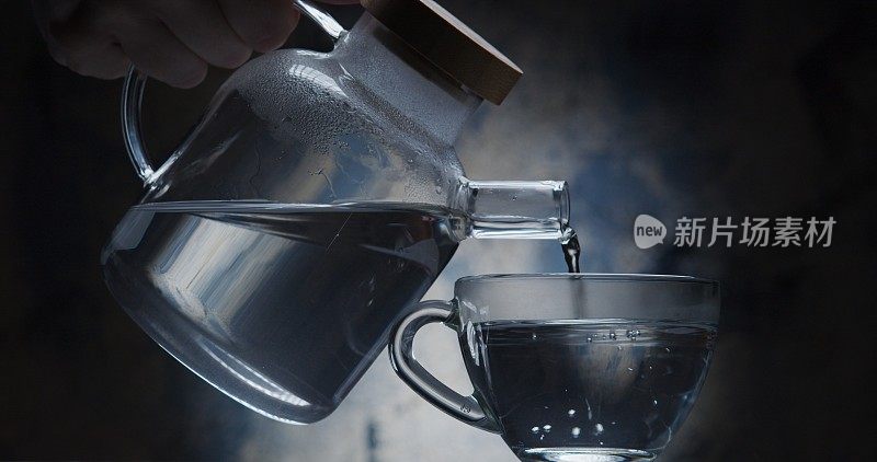 将纯热水从茶壶倒入茶杯中