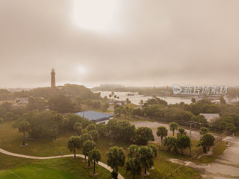 雾清晨鸟瞰木星灯塔在木星，佛罗里达州在2021年1月