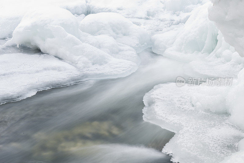 挪威北部冬季的大陆架冰和流动的水