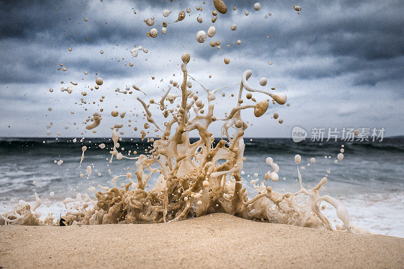 暴风雨的天空下，海浪拍打着沙滩