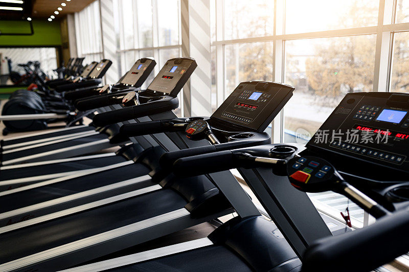 跑步机在现代化的健身房和健身中心配备设备和锻炼机器