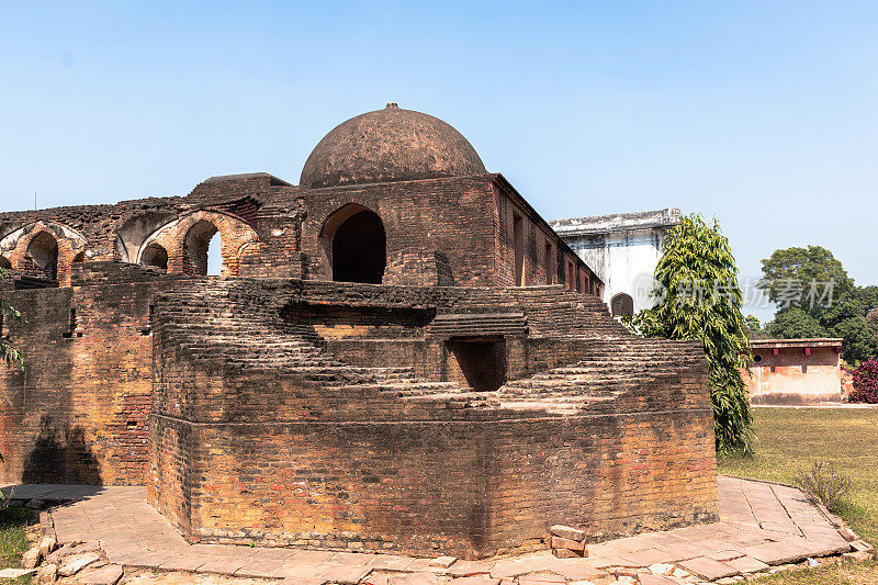 卡特拉清真寺，印度次大陆最大的商队营地之一。位于巴罗瓦塔拉，Murshidabad，西孟加拉邦，印度。伊斯兰建筑。