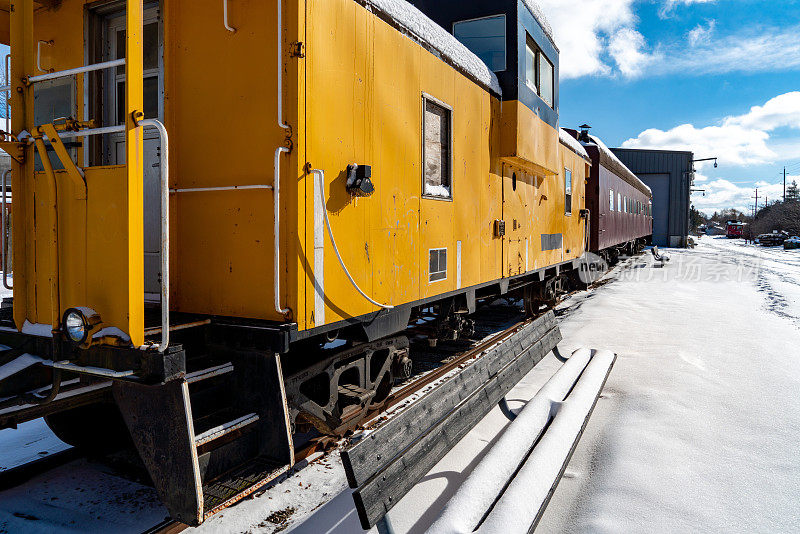 加拿大滑铁卢圣雅各布斯冬季的铁路和火车