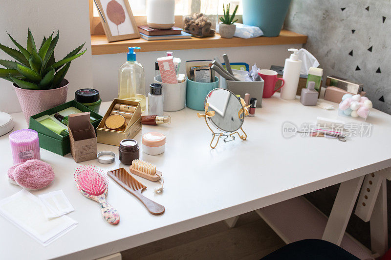 美容产品在桌子上准备在家美容