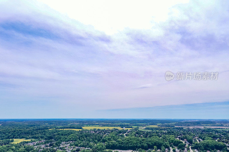 空中格兰河和城市景观在高尔特，剑桥，加拿大安大略省