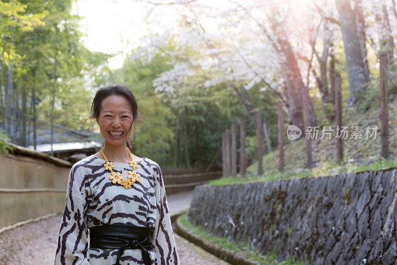 日本妇女享受樱花在风中吹拂