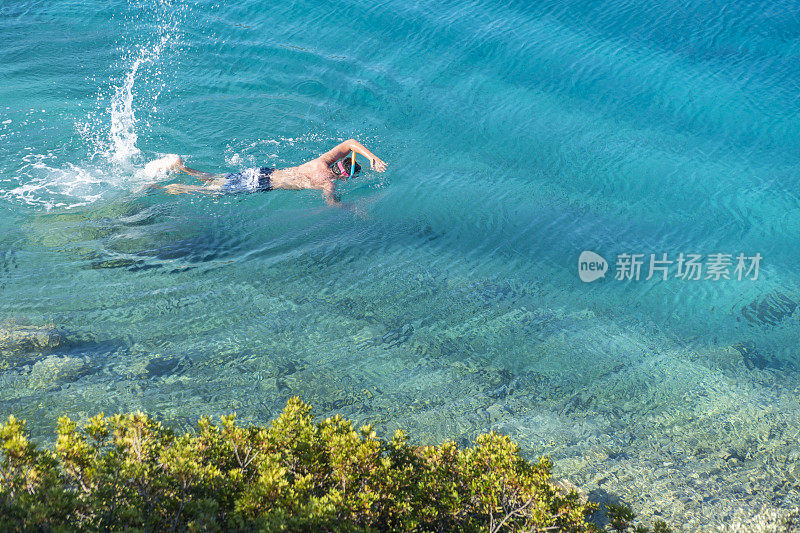 浮潜在蓝色的水域。