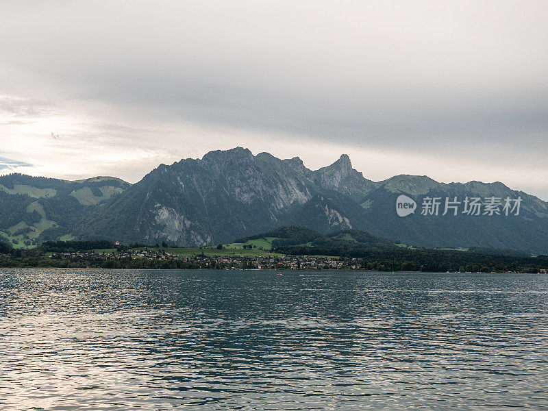 伯恩斯高地山脉和图恩湖