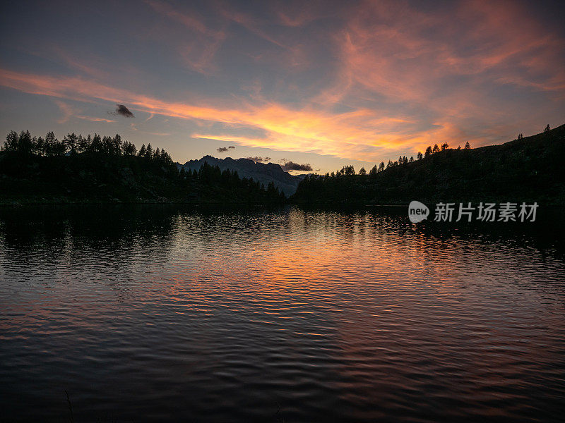 美丽的日落天空在瑞士的阿尔卑斯湖，提契诺