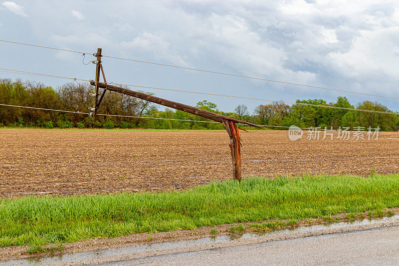 恶劣天气导致电线杆和电线断裂。风暴破坏、停电和电力危险的概念。