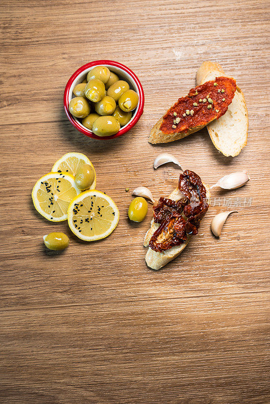 橄榄和地中海概念的社交媒体食品趋势聚焦前景照片