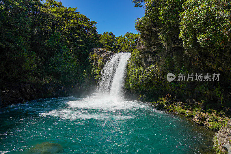 塔怀瀑布步道(咕噜池)在汤加里罗国家公园，新西兰