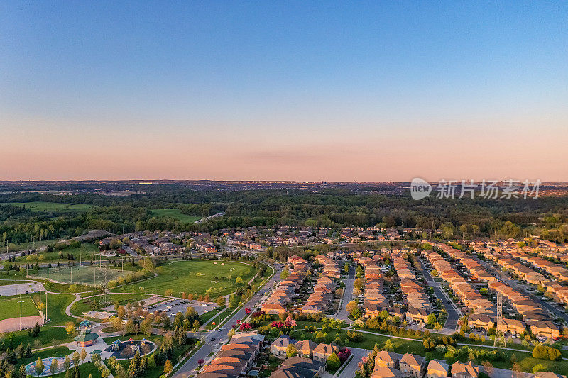 加拿大沃恩，Woodbridge和Kleinburg的独立复式住宅，在麦肯齐博士和Islinton大街的住宅区的鸟瞰图