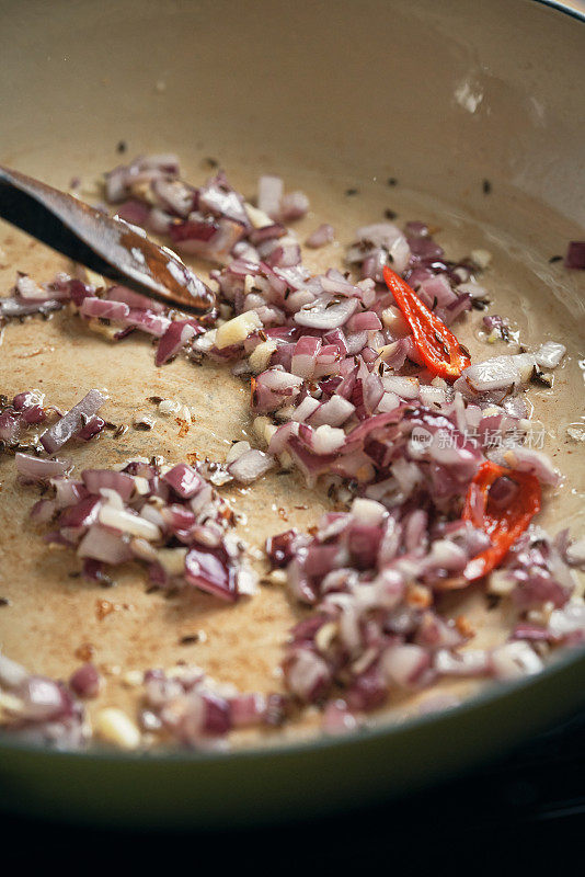 准备印度素食Aloo戈壁菜与土豆和花椰菜