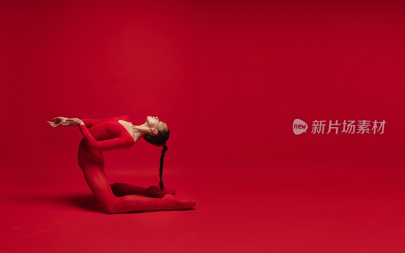 美丽优雅的芭蕾舞女演员的肖像孤立在红色的背景。美的概念、展示、艺术表现