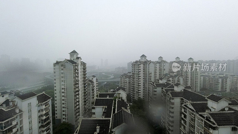 城市居民区下大雨