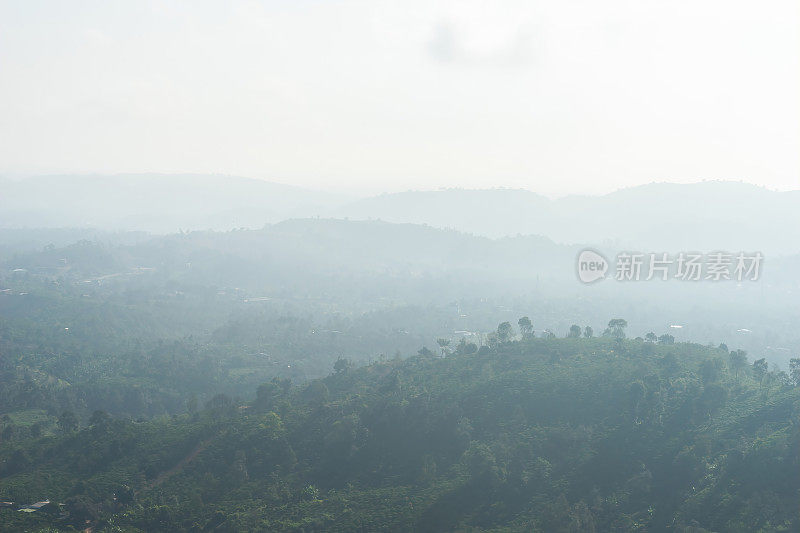 越南林东省宝禄镇林魁帕庵宝塔附近的山谷和山的美丽景色