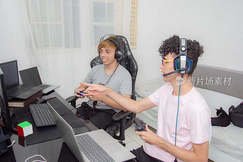 两个朋友在家玩虚拟现实游戏