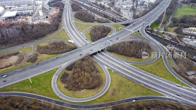 大型公路立交的鸟瞰图