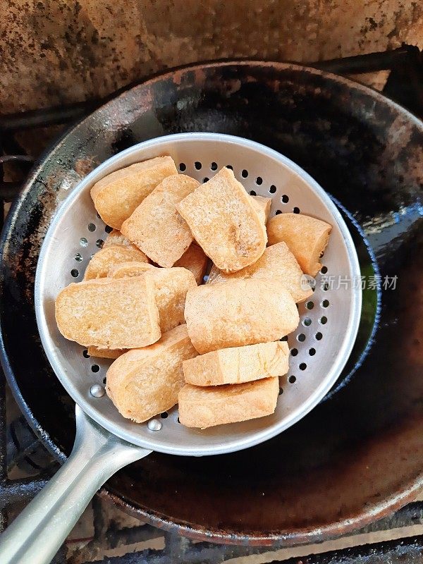 用平底锅煎豆腐。