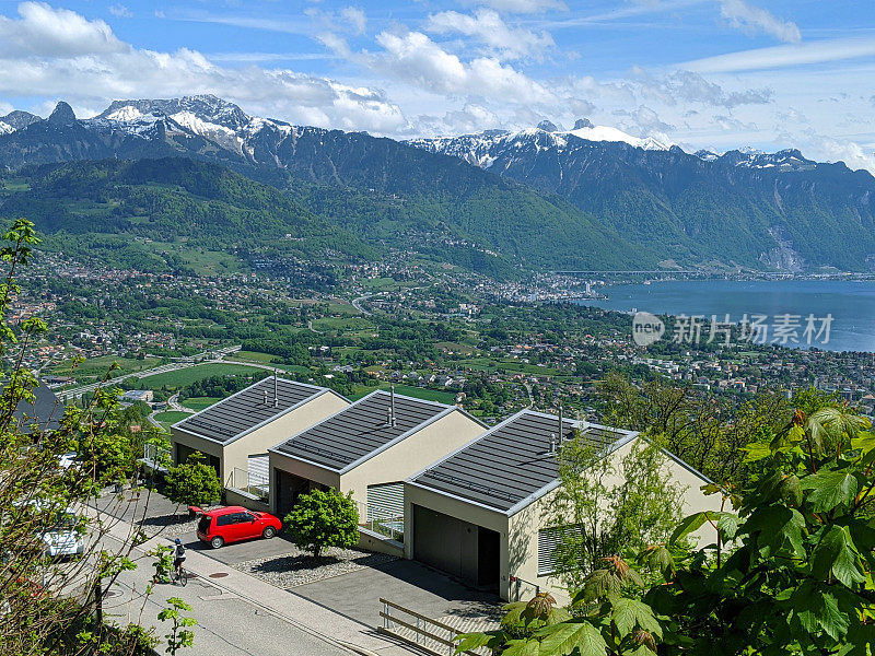 俯瞰瑞士Pelerin山的Vevey和阿尔卑斯山的新小住宅的视野