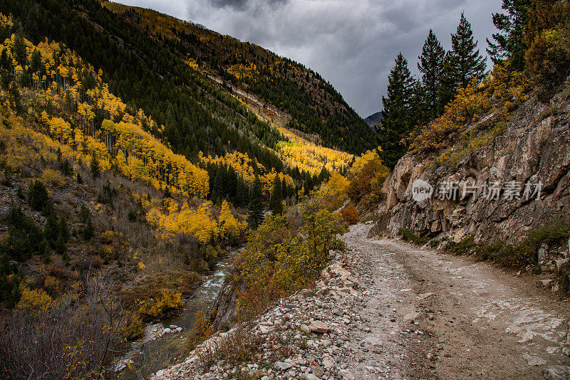 陡峭，岩石4x4，一个车道狭窄的土路在落基山脉美国