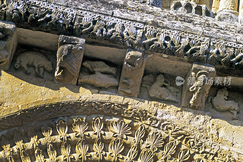 雕刻façade细节，圣希莱尔教堂，梅勒，法国